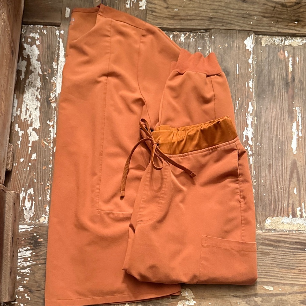 MANDALA petite medium jogger Burnt Orange Scrub Set with Pockets